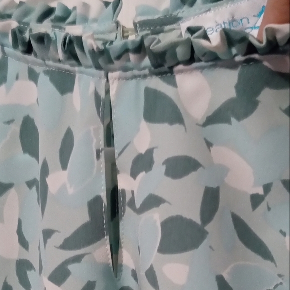 Green and White Relaxed Blouse with Peter Pan Collar - Picture 2 of 5